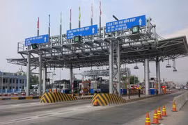 Phương tiện lưu thông qua trạm thu phí BOT. (Ảnh: Việt Hùng/Vietnam+)