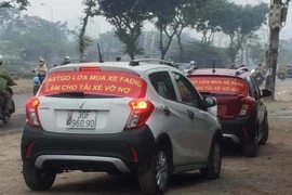 Các tài xế căng biển FastGo lừa mua xe Fadil làm cho tài xế vỡ nợ trên xe vào sáng 13/11 vừa qua. (Nguồn ảnh: otofun.net)