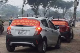 Các tài xế căng biển FastGo lừa mua xe Fadil làm cho tài xế vỡ nợ trên xe vào sáng 13/11 vừa qua. (Nguồn ảnh: otofun.net)