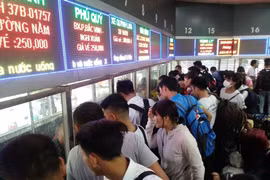 [Photo] Dòng người chen chân về quê trong ngày đầu nghỉ lễ