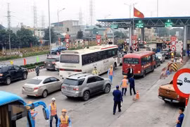 Các trạm thu phí BOT nếu để xảy ra ùn tắc giao thông, nhà đầu tư phải chủ động xả trạm. (Ảnh: TTXVN)