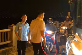 Hiện trường sự việc tài xế và phụ xe buýt hùng hổ cầm tuýp sắt xuống đường đánh người trên cầu Vĩnh Tuy. (Ảnh: otofun.net)