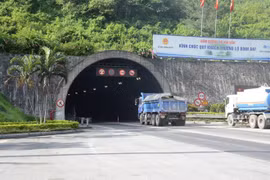 Phương tiện lưu thông qua hầm Hải Vân. (Ảnh: Việt Hùng/Vietnam+)