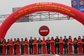 Thủ tướng Chính phủ Nguyễn Xuân Phúc cắt băng thông xe công trình cầu Hưng Hà và tuyến đường bộ nối đường cao tốc Hà Nội-Hải Phòng và đường cao tốc Cầu Giẽ-Ninh Bình. (Ảnh: Việt Hùng/Vietnam+)