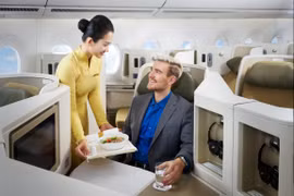 Không chỉ sở hữu chất lượng dịch vụ được đánh giá cao, Vietnam Airlines còn được yêu thích bởi bản sắc văn hóa Việt thể hiện trên từng chuyến bay. (Ảnh: CTV/Vietnam+)