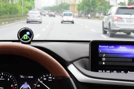 Thiết bị Mobileye-Intel được lắp đặt trên xe giúp hỗ trợ lái xe an toàn. (Ảnh: Văn Minh/Vietnam+)