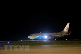 Chiếc máy bay quốc tế đầu tiên hạ cánh xuống Sân bay Vân Đồn. (Ảnh: TTXVN)