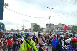 Nhiều tuyến đường thủ đô Hà Nội rơi vào cảnh ùn tắc cục bộ khi người dân trở về sau kỳ nghỉ Tết Nguyên đán. (Ảnh: Việt Hùng/Vietnam+)