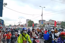 Nhiều tuyến đường thủ đô Hà Nội rơi vào cảnh ùn tắc cục bộ khi người dân trở về sau kỳ nghỉ Tết Nguyên đán. (Ảnh: Việt Hùng/Vietnam+)