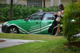 Grab đề xuất bỏ yêu cầu bắt buộc phải gắn mào xe công nghệ. (Nguồn: straitstimes.com)