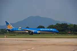 Chiếc máy bay Boeing 787-10, cũng là chiếc tàu bay thứ 100 của hãng hàng không Vietnam Airlines. (Ảnh: Việt Hùng/Vietnam+)