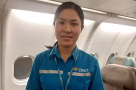Chị Phùng Thị Ngọc - nữ nhân viên Công ty Dịch vụ mặt đất sân bay Việt Nam trả lại gần 1 tỷ đồng cho hành khách bỏ quên trên máy bay tại Tân Sơn Nhất. (Ảnh: Anh Tuấn/Vietnam+)