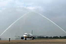 Đường bay mới của hãng không Bamboo Airways được chào đón bằng nghi lễ phun nước. (Ảnh: Thu Huyền)