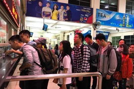 Hành khách mua vé tại bến xe Mỹ Đình. (Ảnh: Việt Hùng/Vietnam+)