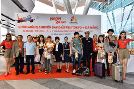 Tặng hoa cho những hành khách đầu tiên trên chuyến bay mới mở Đà Nẵng-Tokyo của hãng hàng không Vietjet. (Ảnh: CTV/Vietnam)