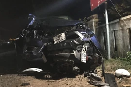 Hiện trường vụ tai nạn xe ôtô và xe máy hư hỏng nặng làm 4 người tử vong và 3 người bị thương tại Phú Yên. (Ảnh: Phạm Cường/TTXVN)