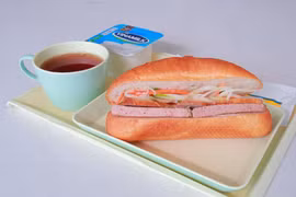 Bánh mỳ Việt Nam sẽ được Vietnam Airlines phục vụ cho hành khách hạng Phổ thông trên đường bay nội địa ngắn từ ngày 1/9. (Ảnh: CTV/Vietnam+)