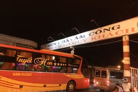 Trong lúc chờ sửa cầu Vàm Cống, các phương tiện nối đuôi nhau đi qua phà Vàm Cống đi qua sông Hậu. (Ảnh: Việt Hùng/Vietnam+)