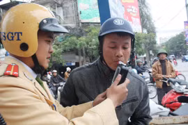 Cảnh sát giao thông tiến hành đo nồng độ cồn người điều khiển phương tiện xe cơ giới. (Ảnh: Việt Hùng/Vietnam+)