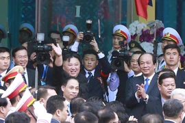 Chủ tịch Triều Tiên Kim Jong-un vẫy chào người dân Lạng Sơn ra tiễn tại ga Đồng Đăng. (Ảnh: Doãn Tấn – TTXVN)