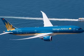 Hành khách sẽ có nhiều cơ hội đi du lịch qua việc mua vé máy bay giá rẻ của Vietnam Airlines. (Ảnh: Đức Anh)