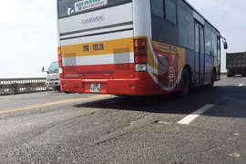 Dù đã trải quan nhiều đợt sửa chữa, những vết rạn nứt vẫn xuất hiện trên mặt cầu Thăng Long. (Ảnh: Việt Hùng/Vietnam+)