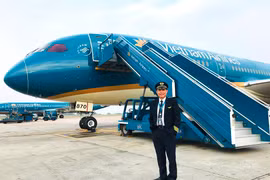 Cơ trưởng Đặng Ngọc Cơ vinh dự và tự hào lái chiếc máy bay Boeing 787-10 đầu tiên của Vietnam Airlines. (Ảnh: ĐB).