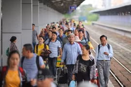 Hành khách đi tàu Bắc-Nam. (Ảnh: Minh Sơn/Vietnam+)