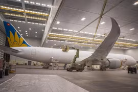 Chiếc Boeing 787-10 của Vietnam Airlines tại nhà máy của Boeing. (Ảnh: Boeing).