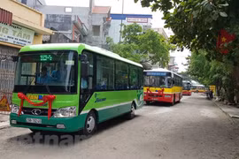Xe buýt mở mới sẽ kết nối giữa các khu đô thị với các vùng ngoại thành của Hà Nội. (Ảnh: Doãn Đức/Vietnam+