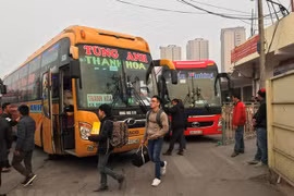 Phương tiện vận tải hành khách tại bến xe Giáp Bát. (Ảnh: Việt Hùng /Vietnam+)