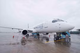 Máy bay Airbus A220-300 hạ cánh tại sân bay Nội Bài. (Ảnh: Việt Hùng/Vietnam+)