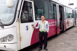 Anh Nguyễn Văn Quỳnh, nhân viên lái xe Công ty cổ phần dịch vụ Hàng không sân bay Nội Bài . (Ảnh: CTV/Vietnam+)