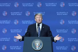 Tổng thống Mỹ Donald Trump trả lời tại buổi họp báo sau Hội nghị Thưởng đỉnh Mỹ-Triều lần 2. (Ảnh: CTV/Vietnam+)