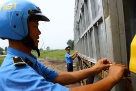 Đo kiểm tra kích thước thùng hàng. (Ảnh: Huy Hùng/TTXVN)