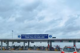 Phương tiện lưu thông trên tuyến cao tốc Nội Bài-Lào Cai. (Ảnh: Việt Hùng/Vietnam+)