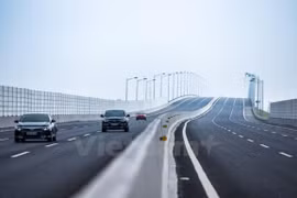 Phương tiện lưu thông trên cao tốc Hà Nội-Hải Phòng. (Ảnh: Minh Sơn/Vietnam+)