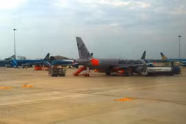 Máy bay của hai hãng hàng không Jetstar Pacific-Vietnam Airlines. (Ảnh: Việt Hùng/Vietnam+)