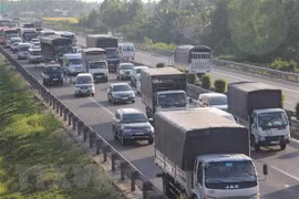 Sau khi dừng thu phí, lượng phương tiện lưu thông tăng đột biến trên cao tốc Thành phố Hồ Chí Minh-Trung Lương. (Ảnh: Bùi Giang/TTXVN)