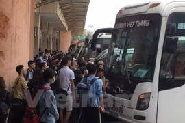Hành khách chờ lên xe để về quê trong các dịp nghỉ lễ. (Ảnh: Việt Hùng/Vietnam+)