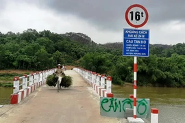 Những câu cầu treo dân sinh giúp người dân đi lại qua sông thuận lợi, không phải lo lắng mỗi khi mùa lũ về. (Ảnh: Việt Hùng/Vietnam+)