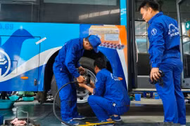 Những công nhân, thợ máy của các Xí nghiệp của Tổng công ty Vận tải Hà Nội tranh tài thi bảo dưỡng, sửa chữa xe buýt. (Ảnh: Minh Hiếu/Vietnam+)