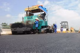 Thi công thảm nhựa tuyến Quốc lộ 1. (Ảnh: Việt Hùng/Vietnam+)