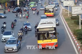 Xe buýt Hà Nội sẽ tiếp tục được mở rộng thêm mạng lưới và tối ưu hóa luồng tuyến. (Ảnh: TTXVN)