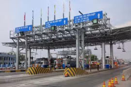 Phương tiện lưu thông qua trạm thu phí BOT. (Ảnh: Việt Hùng/Vietnam+)