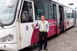 Anh Nguyễn Văn Quỳnh, nhân viên lái xe Công ty cổ phần dịch vụ Hàng không sân bay Nội Bài . (Ảnh: CTV/Vietnam+)