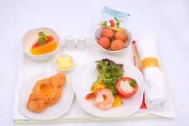 Vải thiểu Lục Ngạn của tỉnh Bắc Giang trên khay suất ăn của Vietnam Airlines. 