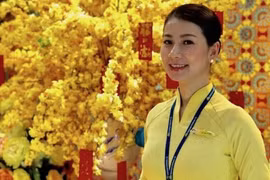 Tiếp viên trưởng Quỳnh Trân đã đồng hành cùng những chuyến bay của Vietnam Airlines 15 năm qua vừa trao trả lại hành khách bỏ quên 13.000 USD. (Ảnh: Nhân vật cung cấp)