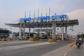 Thu phí tự động không dừng liên tục bị chậm tiến độ. (Ảnh: Việt Hùng/Vietnam+)