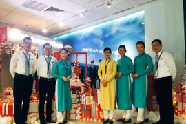 Tiếp viên hàng không Trần Trà My của Vietnam Airlines, người đứng thứ 3 từ trái sang. (Ảnh: Nhân vật cung cấp)